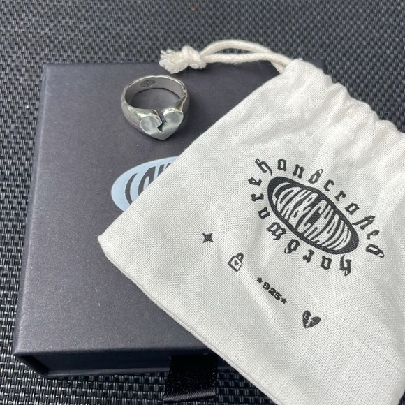 *NEW* Broken Heart Signet Ring UNISEX - size 6.5 - Picture 4 of 8